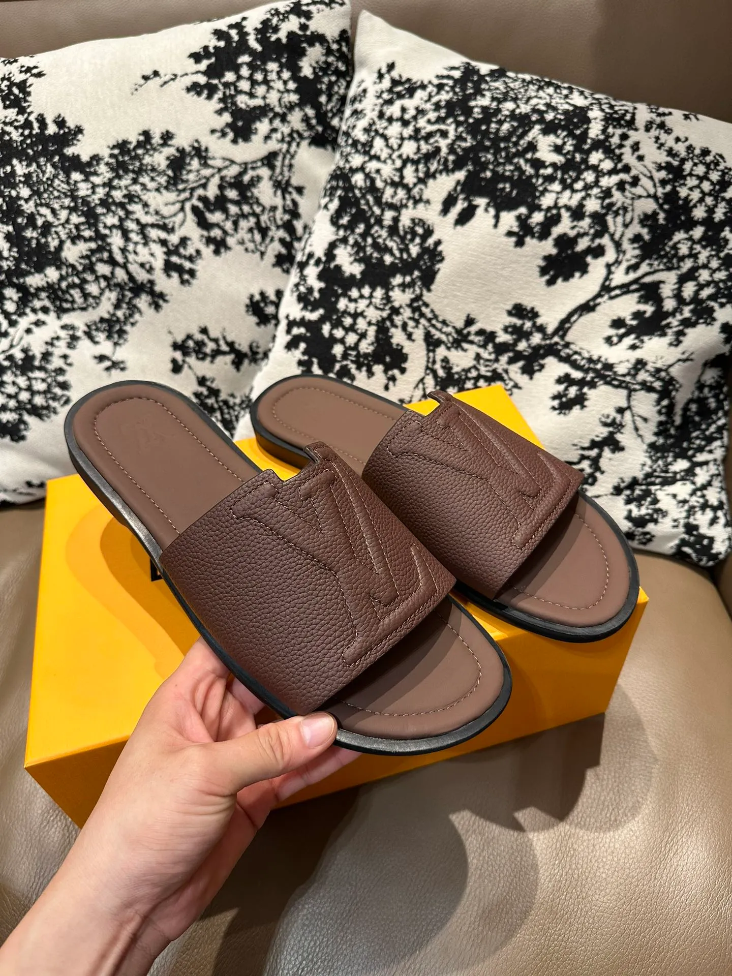 Men's shoes💰360💰 New LV slippers hot sale🩴 Full cowhide surface, cowhide lining, cowhide feet, size 36-46